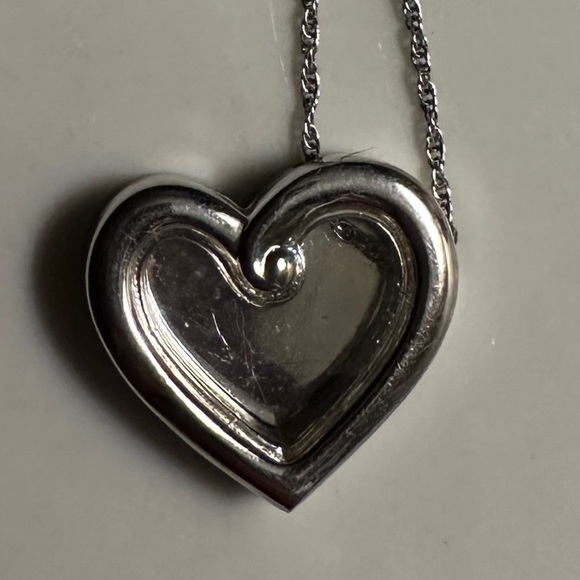 Floating heart necklace silver toned I think you can put charms inside - Picture 2 of 4